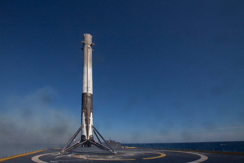Illustration for article titled Por fin tenemos las fotos en primer plano del histórico aterrizaje de SpaceX sobre el mar
